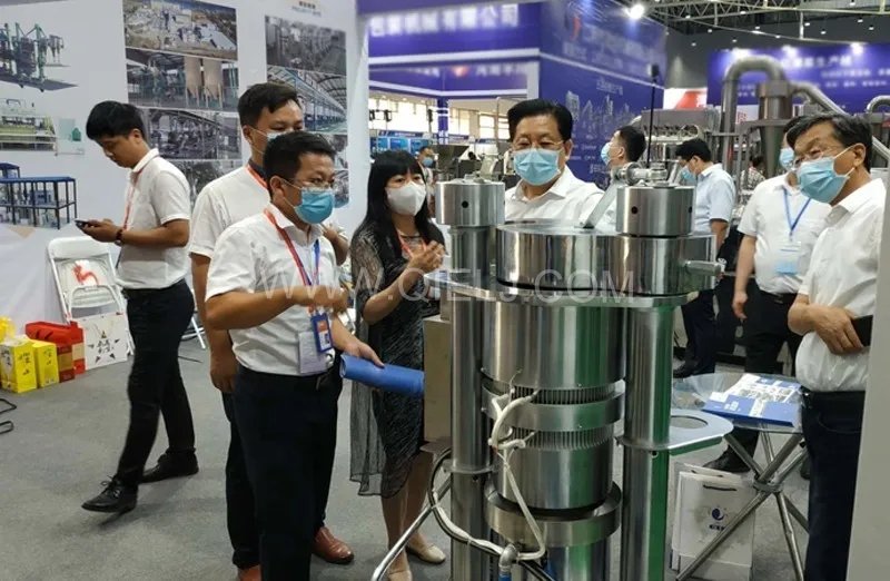 企鵝糧油機(jī)械榮獲第二十三屆中國農(nóng)加工投洽會“優(yōu)秀裝備展示獎(jiǎng)”(圖2)